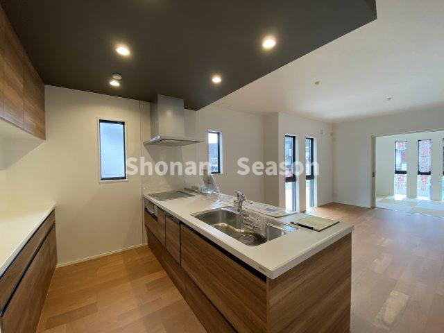 【キッチン】 | キッチンとリビング空間にメリハリをつけるオシャレなポップアップ天井◎
対面式で広がる空間に目が行き届くシステムキッチンをご用意しました♪