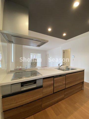 【キッチン】 | 食後の食器洗いは「食洗機」に任せて、家族団らん時間を増やしませんか♪
火を使わず安全調理可能なIHコンロが搭載されております。