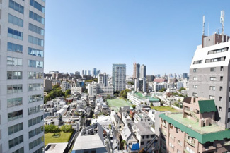 【展望】 | 眼前に広がる空の雄大さと、このお部屋の自慢の一つである「眺望」をご覧ください。毎日、この景色を独り占めできる新生活に夢が広がります。～即日のご見学可能～　お問合せはお気軽にどうぞ。