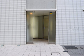 【エントランス】 | オートロックを備えた、マンションのエントランス。やはりセキュリティの観点は欠かすことができません。皆様を“安全”に送り出し、出迎えてくれます。～即日のご見学可能～　お問合せはお気軽にどうぞ。