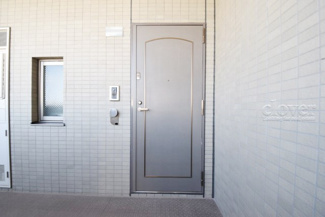 【その他共用部分】 | 皆様をお迎えする、お部屋の玄関ドア。開けやすさや開放角度、ドアノブの操作しやすさや鍵の形状などを、現地で一度ご確認ください。～即日のご見学可能～　お問合せはお気軽にどうぞ。