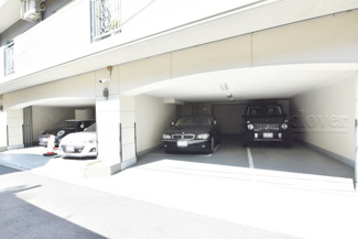 【駐車場】 | マンションの駐車場スペース。空きの有無や駐車料金、サイズ規定などについては、改めてお問い合わせください。～即日のご見学可能～　お問合せはお気軽にどうぞ。