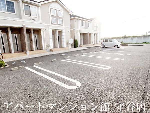 ボヌール・シゴーニュⅡの駐車場