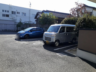 【駐車場】 | ホワイトヒューレ | 駐車場に車を止められます