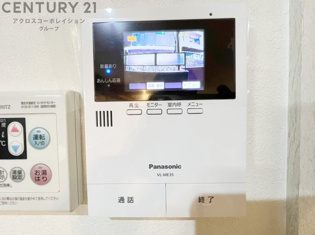 訪問者が来たときにテレビ画面で確認できるため、安心してドアを開けられます。録画機能があるものもあり、留守中に来訪者を記録しておくことができます。利便性が高く、セキュリティ面でも安心です。