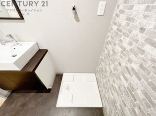 洗濯物の仕分け作業がしやすく、整理整頓が容易になります。洗濯音や湿気を他の部屋に持ち込まず、生活環境を快適に保ちます。上部を活用すれば収納スペースを確保でき洗剤や洗濯用品の整理もしやすくなります。