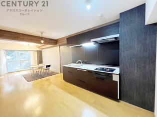 リビングダイニングは家族や友人とのコミュニケーションを楽しむ場所でくつろぎながら食事や会話を楽しめ、多目的に利用できリラックスできる空間です。家庭内の中心として機能し、快適な生活をサポートします。