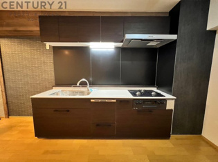 壁付けシステムキッチンはスペースの最大限の有効活用が可能で、動線がスムーズになり調理や準備が快適で効率的に行えます。収納スペースや吊り戸棚が設けられ、調理器具や食器類をスマートに収納できます。