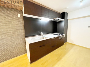 キッチン前のダイニングスペース。ダイニングセットを置いても十分な広さを確保。