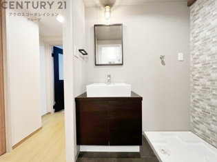 化粧品や洗顔料、歯ブラシなどの必需品をまとめて置ける収納スペースがあり、使用するたびに取り出す手間が省けます。また、水回りのため、濡れても大丈夫な素材が使用されており、お手入れが簡単です。