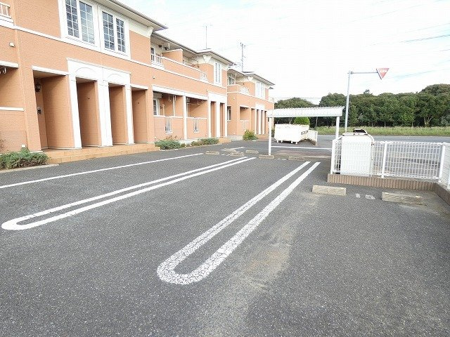サンライト若松　Ⅱの駐車場|駐車場に車を止められます