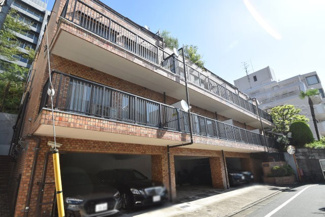 【外観】 | 青空によく映える建物です。手入れの行き届いた外壁やマンション正面エントランスなど、綺麗な姿をぜひ一度、現地にてご覧ください。～即日のご見学可能～　お問合せはお気軽にどうぞ。