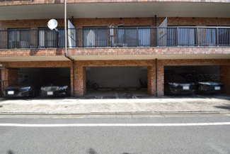 【駐車場】 | マンションの駐車場スペース。空きの有無や駐車料金、サイズ規定などについては、改めてお問い合わせください。～即日のご見学可能～　お問合せはお気軽にどうぞ。