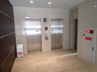 【エントランス】 | サンセリテ至誠会松崎町 | 忙しい朝も安心！エレベーター２基あります！