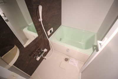 【浴室】 | サンセリテ至誠会松崎町 | オシャレな緑のお風呂です☆追炊きもありますよ♪