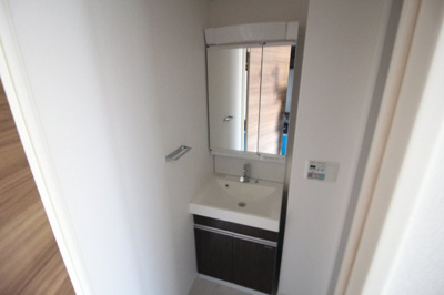 【独立洗面台】 | サンセリテ至誠会松崎町 | おっきい鏡で髪のセットもラクラク♪室内洗濯機置場♪