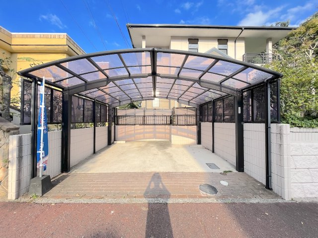 生松台１丁目戸建の駐車場