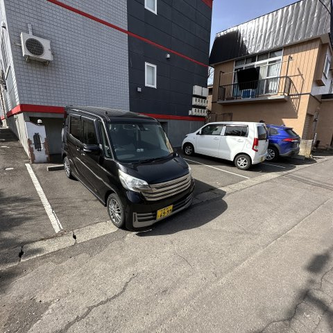 エル・フォーチュナーの駐車場