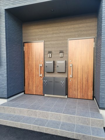 グッドライフステージ高宮のエントランス|メールボックス・宅配ボックスが各お部屋の前に設置されています。