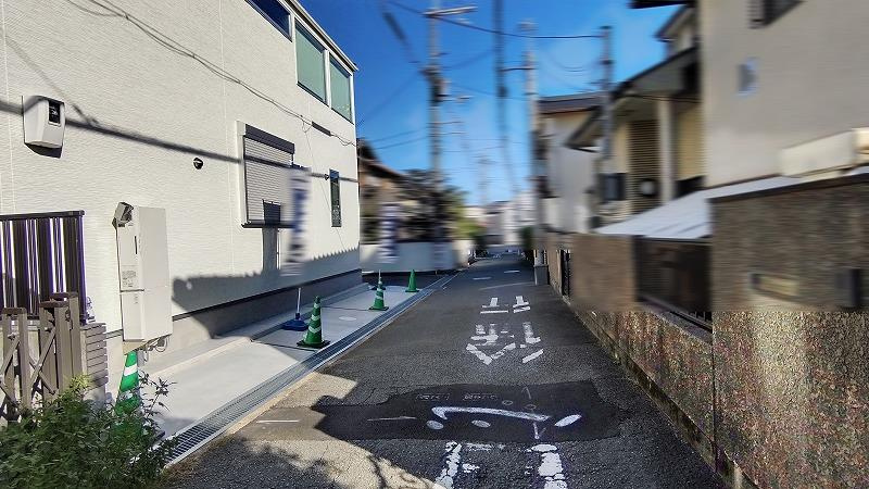 箕面市桜ケ丘３丁目の新築一戸建の前面道路含む現地写真