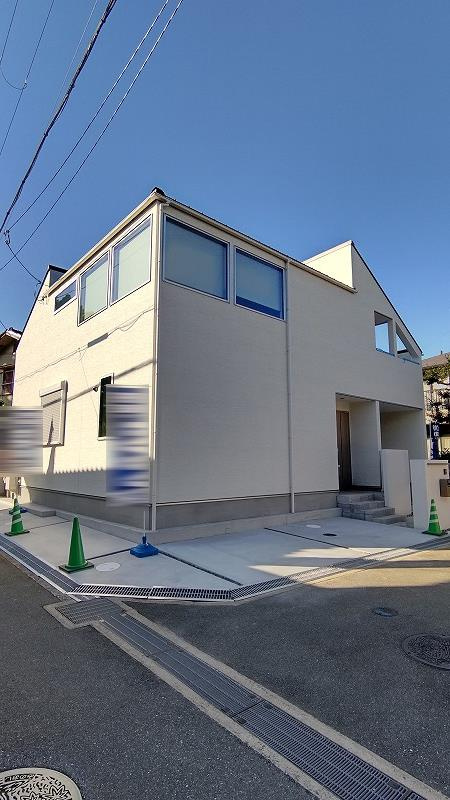 箕面市桜ケ丘３丁目の新築一戸建の前面道路含む現地写真