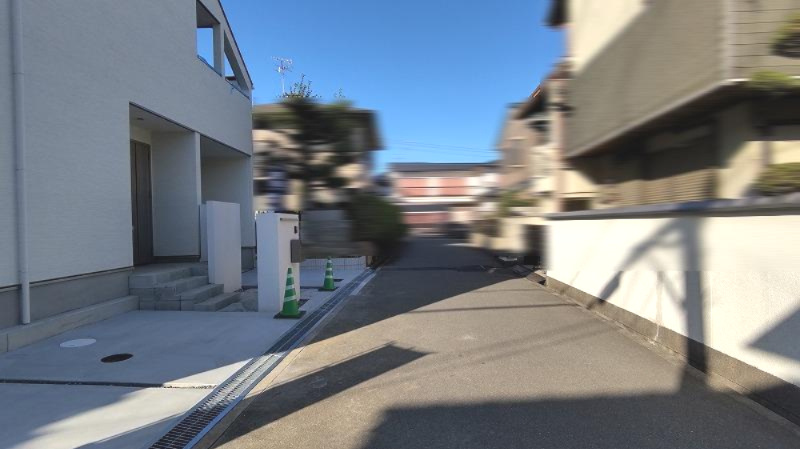 箕面市桜ケ丘３丁目の新築一戸建の前面道路含む現地写真