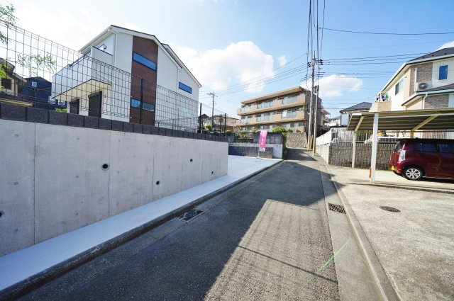 【横浜市旭区市沢町801新築戸建て】★仲介手数料無料★（市沢小学校・西谷中学校）の前面道路含む現地写真