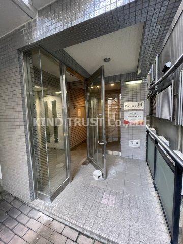 Precious J-1のエントランス|建物の内部です