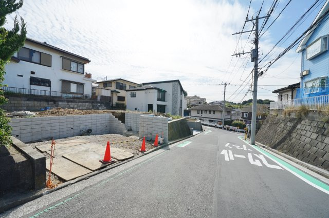 【横浜市保土ヶ谷区新桜ヶ丘１丁目58-3新築戸建て】★仲介手数料無料★（藤塚小学校・橘中学校）の前面道路含む現地写真