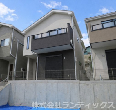 【外観】 | 昭島市中神町２丁目未入居戸建　３号棟 | 南道路でカースペース2台分あり
