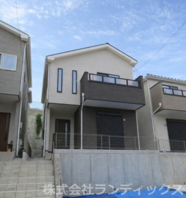 【外観】 | 昭島市中神町２丁目未入居戸建　３号棟 | 南道路でカースペース2台分あり
