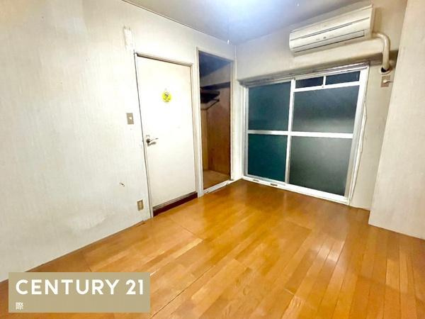 グランドハイツ和歌川の洋室|【洋室】
バルコニーに面した明るい5.8帖の洋室