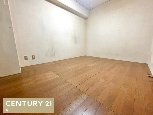 グランドハイツ和歌川の洋室|【洋室】
明るい6帖の洋室です