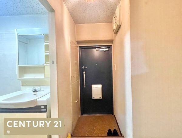 グランドハイツ和歌川の玄関|【玄関】
シューズボックスもついているので片付いた玄関がキープできます！