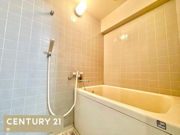 グランドハイツ和歌川の浴室|【浴室】
深めの浴槽なので肩までしっかり浸かれます