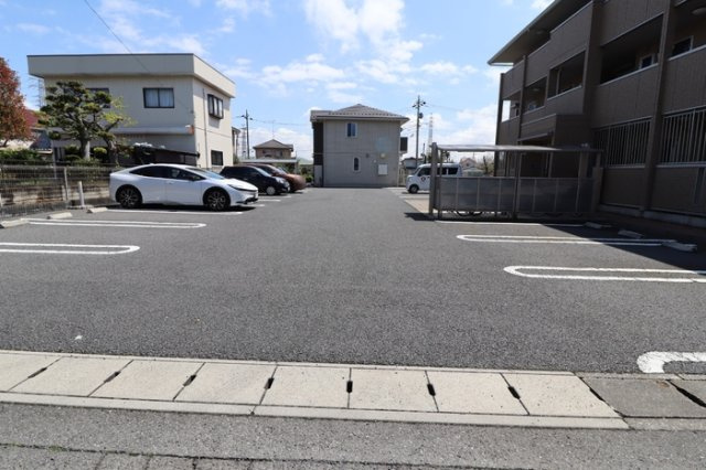 シャ・ペルサンＣの駐車場