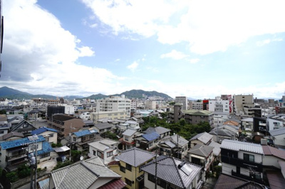 【展望】 | 【上質リフォーム】サーパス楽々園第2 | 【四季を感じる】
四季の移ろい・爽やかな青空や風を感じられ
自然を愉しめるパノラマビュー。
毎日の暮らしに余裕を感じさせてくれる、
遮る物の無い開放的な眺望を是非、ご堪能ください。