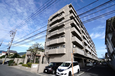 【外観】 | 【上質リフォーム】サーパス楽々園第2 | 【耐震性】
耐震性の高さを判断するポイントは、
建築確認申請日が1981年6月1日以降の
新耐震基準に適合しているかどうか。
震度６程度の大地震でも
建物が崩壊しないレベルが基準になりました。