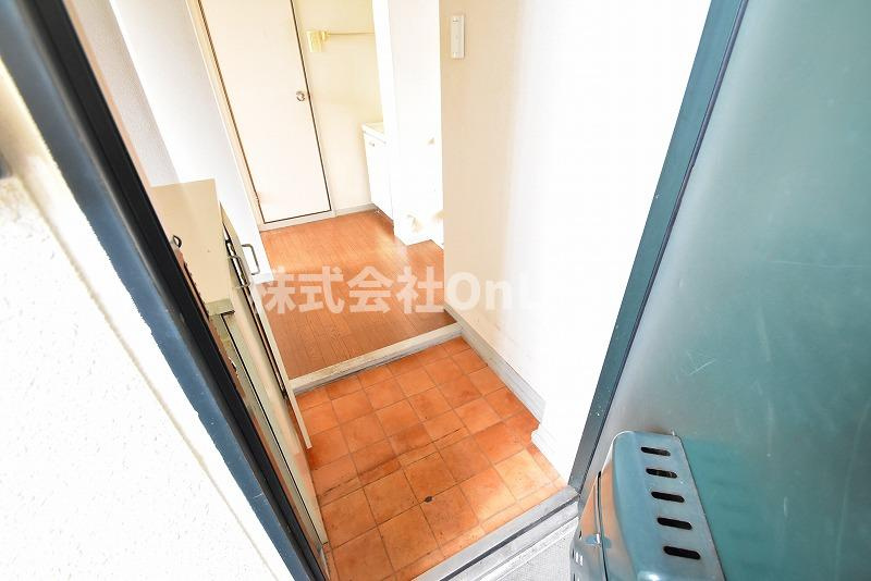 八尾市東山本町３丁目の賃貸マンションの玄関