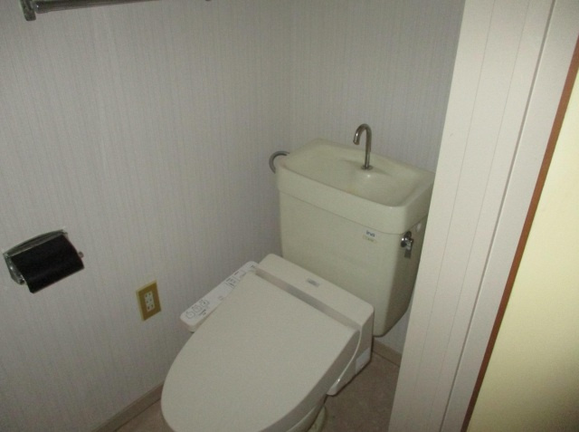 梶ビルのトイレ|ゆったりとした空間のトイレです