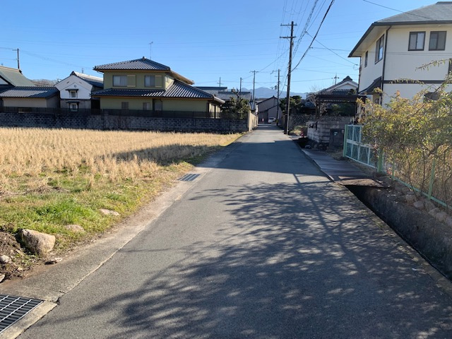 西宮市山口町名来２丁目　中古戸建の前面道路含む現地写真