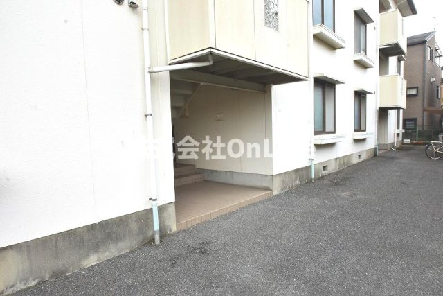 八尾市東山本町３丁目の賃貸マンションのエントランス