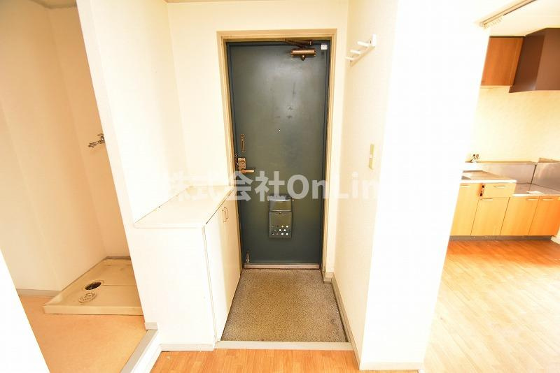 八尾市東山本町３丁目の賃貸マンションの玄関