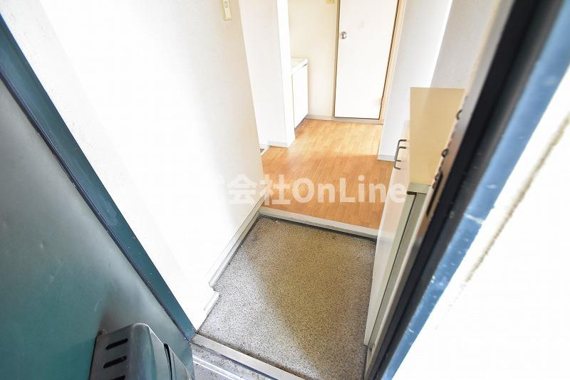 八尾市東山本町３丁目の賃貸マンションの玄関