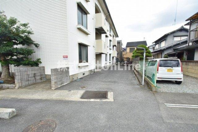 八尾市東山本町３丁目の賃貸マンションの駐車場