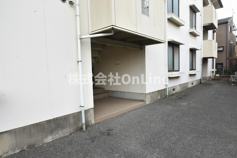 八尾市東山本町３丁目の賃貸マンションのエントランス