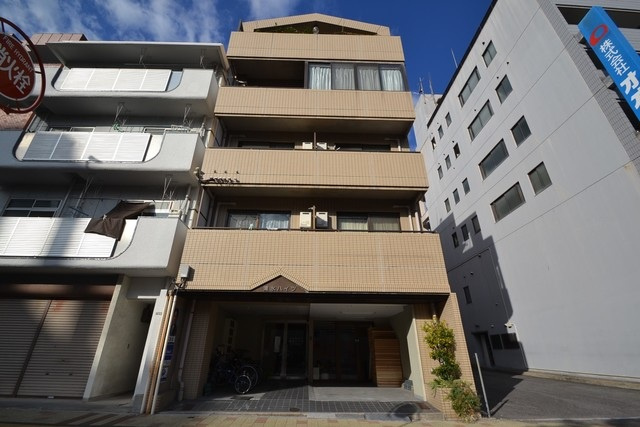 清水ハイツのエントランス|落ち着いたエントランスです