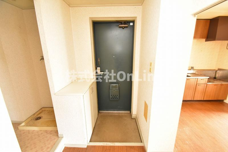 八尾市東山本町３丁目の賃貸マンションの玄関