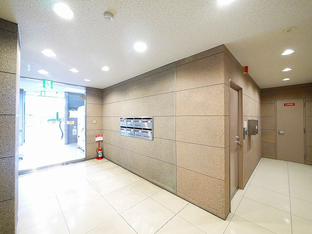 奈良交通第２ビルのエントランス