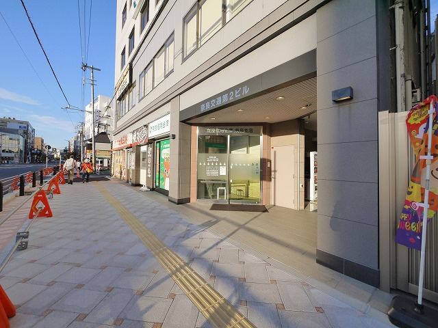 奈良交通第２ビルのエントランス